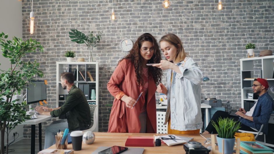 Team bespricht digitale Strategien im modernen Büro